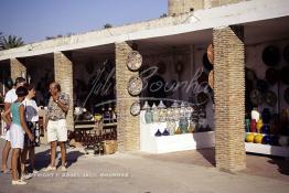 Image du Maroc Professionnelle de  Des touristes au souk de la Colline des Potiers, on y trouve une dominance de la poterie étant donné qu'elle représente l'activité artisanale la plus importante de la ville, elle emploi environ 2000 personne et un grand nombre de saisonniers à Safi, Vendredi 29 Août 1997. (Photo / Abdeljalil Bounhar)





s à Safi, Vendredi 29 Août 1997. (Photo / Abdeljalil Bounhar) 